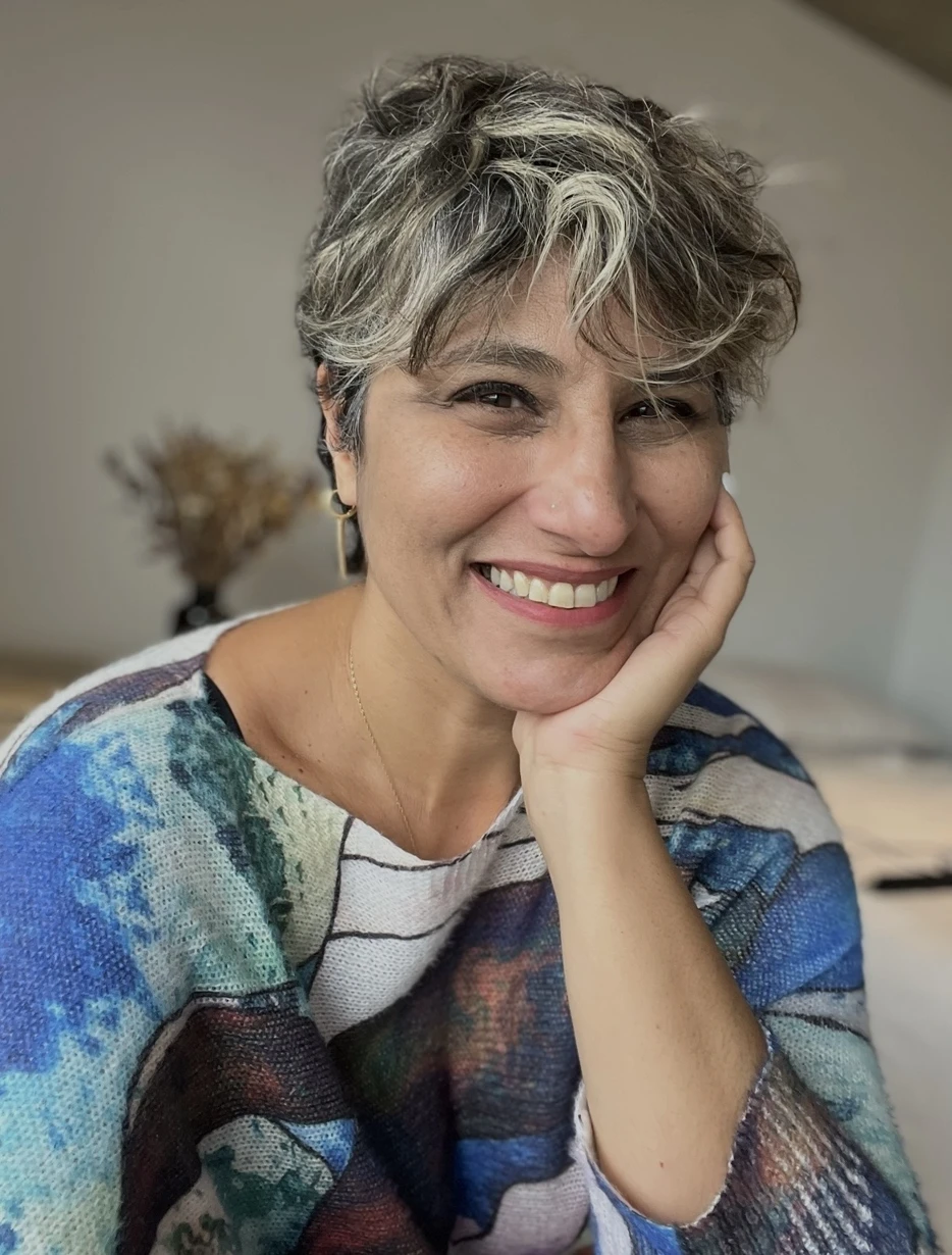 Morena Cerfoglio sonriendo, con la mano apoyada en la mejilla